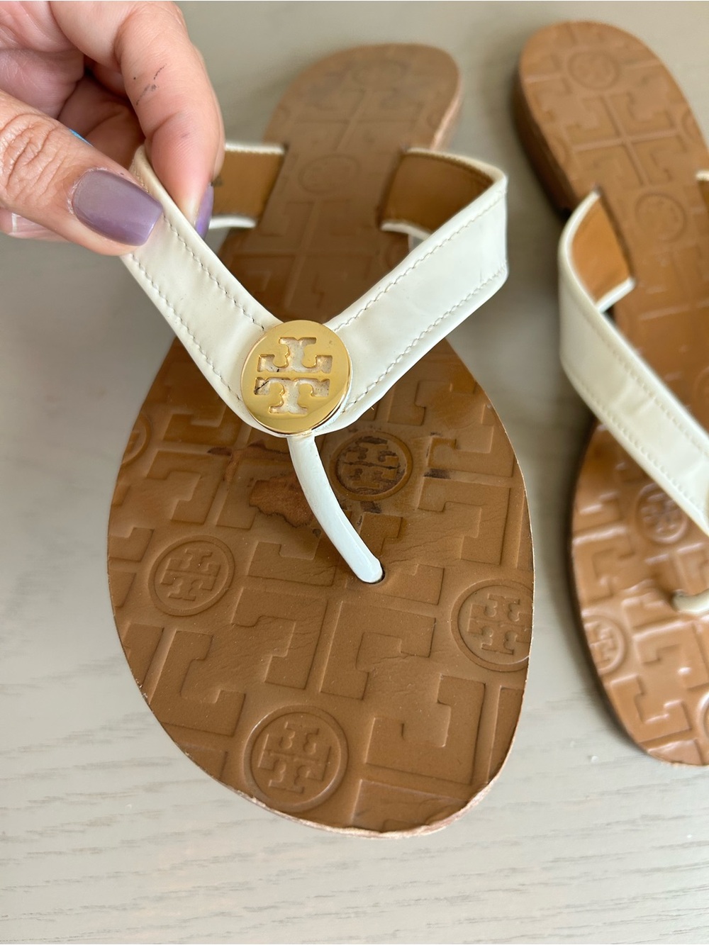 Tory Burch OFF White Leather Thong Sandals with Gold Logo - Picture 8 of 16